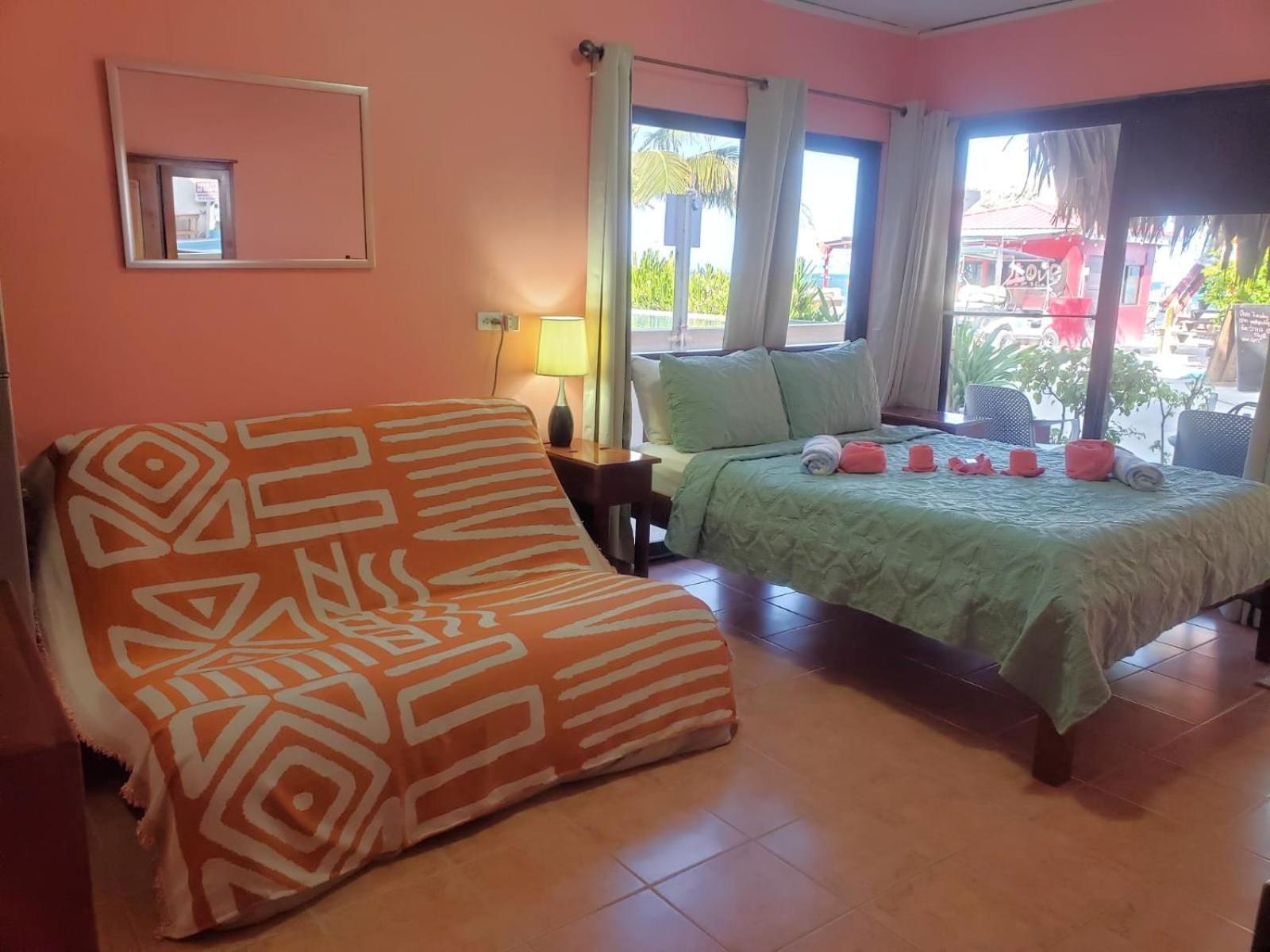 Beach Club Condos At Popeyes Cayo Caulker Exterior foto